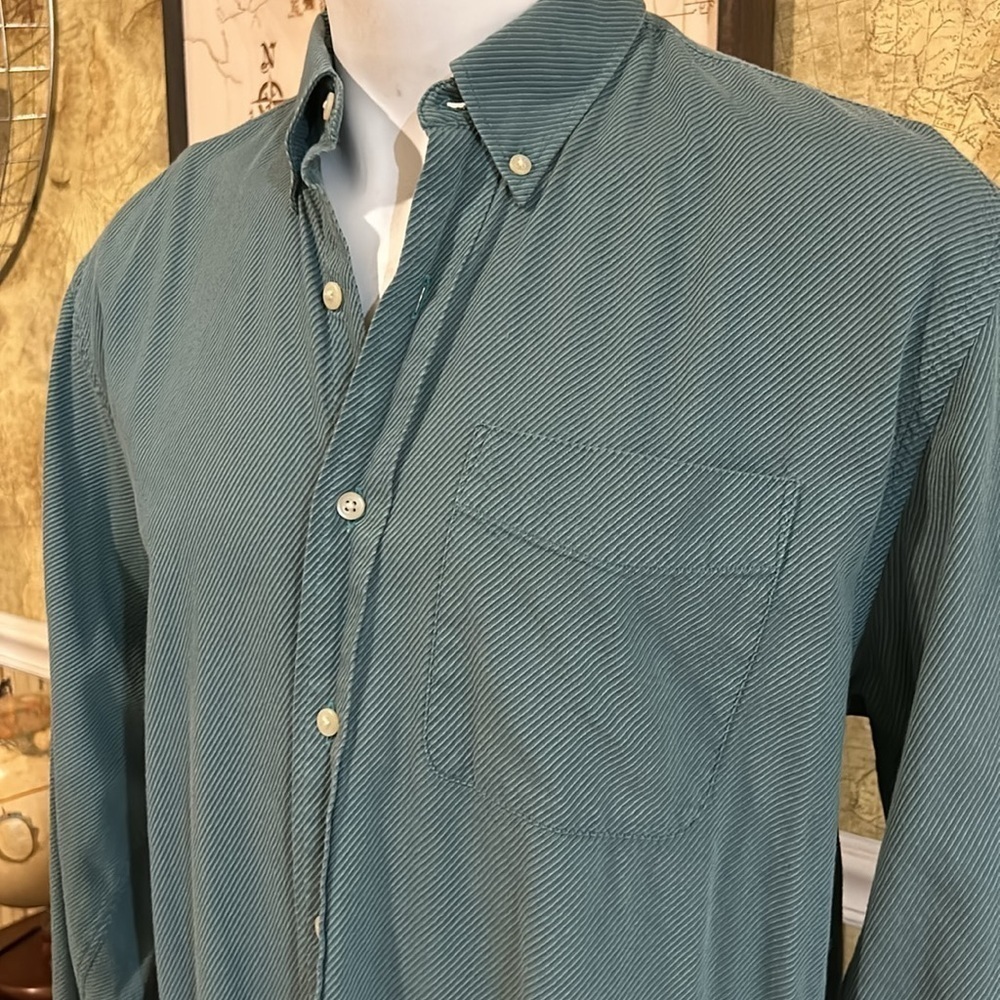 Cutter & Buck Button Down. Large - Picture 3 of 10